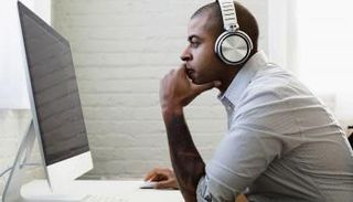 الموسيقي خير عون في العمل