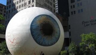 العناية بالعدسات ضرورية لتجنب العمى 