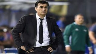 الإكوادور تخطط للإطاحة بمدربها للتمسك بالمونديال