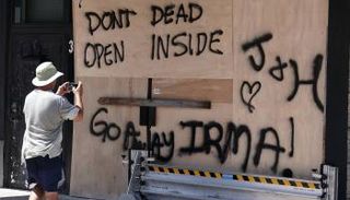 إرما يحول منازل فلوريدا إلى توابيت خشبية