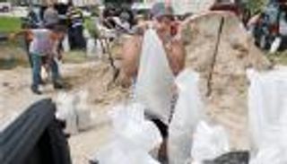 بالصور.. "أكياس الرمل" سلاح سكان فلوريدا لمواجهة إرما