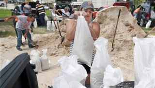 أكياس الرمل سلاح سكان فلوريدا لمواجهة إرما