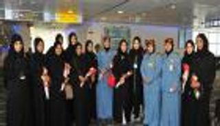 بالورود.. شرطة أبوظبي تستقبل حجاج الإمارات في المطار