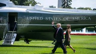 الرئيس الأمريكي دونالد ترامب وزوجته أثناء سفرهما إلى كامب ديفيد