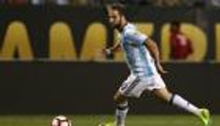 هيجوايين رفض تمثيل المنتخب الفرنسي بسبب "التانجو"