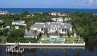 بالصور.. منازل المشاهير على طريق إعصار إرما