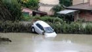 بالصور.. 6 قتلى بعواصف رعدية عنيفة في إيطاليا