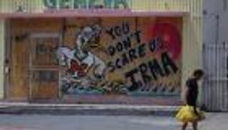 بالصور.. سكان بفلوريدا يتحدون إرما: لن تخيفنا