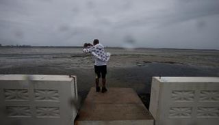 أحد هواة التصوير يأخذ لقطات للإعصار إرما