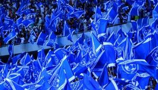 جماهير الهلال تستعد لقمة الزعيمين بـ"سمكة قرش"