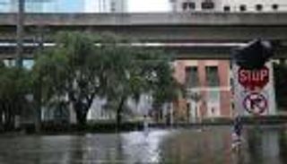 بالصور.. إرما وهارفي يتسببان في بطء نمو الاقتصاد الأمريكي