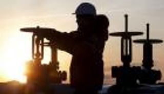 النفط يرتفع بعد مباحثات تمديد خفض الإنتاج