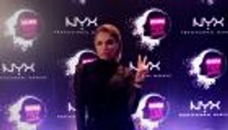 بالصور .. الكويتية نهى نبيل مقدمة حفل "أرابيا فيس أواردز"2017