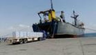 سفينة إماراتية محملة بأدوية الكوليرا تصل ميناء عدن