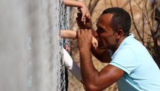 السوري عمار حماشو يقبل طفله