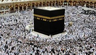 ضمت البعثة التي عادت عبر مطار دبي الدولي بعد أدائها فريضة الحج 50 حاجا