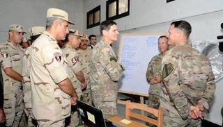 قائد القيادة المركزية الأمريكية في قاعدة محمد نجيب