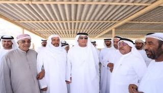 الشيخ سعود بن صقر القاسمي برفقة أسرة الشهيد