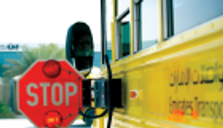 شرطة أبوظبي: غرامة و10 نقاط سوداء لمخالفة ذراع "قف" بالحافلات المدرسية