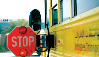 شرطة أبوظبي تدعو السائقين إلى التوقف الكامل عند فتح ذراع "قف" 