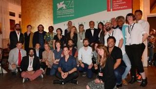 مخرجة الفيلم تتوسط فريق مهرجاني الجونة وفينسيا