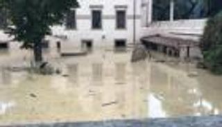 إيطالي يفدي حفيدته بحياته لينقذها من فيضانات توسكانا