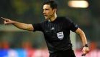 حكم خماسية التتويج بالدوري يدير قمة النصر والأهلي