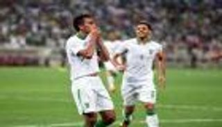 العمري يتعادل للأهلي بهدف عالمي في شباك بيروزي