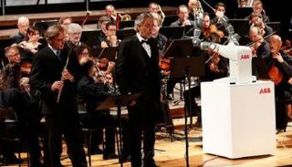 الروبوت "يومي" يقود الأوركسترا 