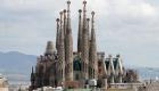 برشلونة.. خبراء مفرقعات يفحصون سيارة قرب كنيسة 