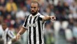 هيجوايين مهدد بالإيقاف بسبب تصرف غير أخلاقي في كامب نو