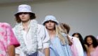 بالصور .. "السحر الحافي" يختتم أسبوع الموضة بنيويورك 