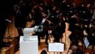 روبوت يقود الأوركسترا في حفل بإيطاليا