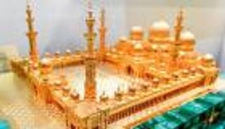 مجسم مرصع بالذهب لجامع الشيخ زايد الكبير في "معرض الصيد والفروسية"