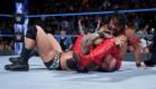 ناكامورا يهزم أورتن ويقتنص فرصة للتحدي على بطولة WWE