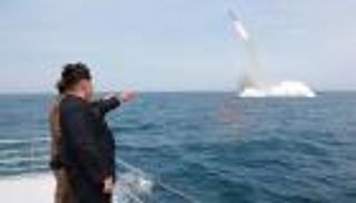 كوريا الشمالية تطلق صاروخا فوق اليابان