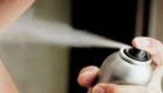 4 أخطاء تقترفها أثناء وضع مزيل العرق.. تجنبها