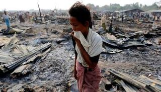 القوات الحكومية تحرق منازل الروهينجا 