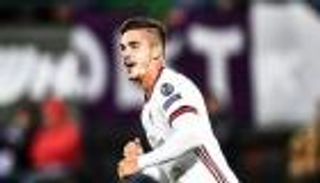 سيلفا يسجل أول "هاتريك" أوروبي لميلان منذ 11 عاما