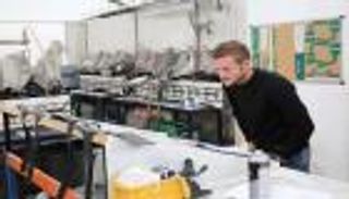 فاردي يسترجع ذكريات عمله السابق بزيارة "مصنع"