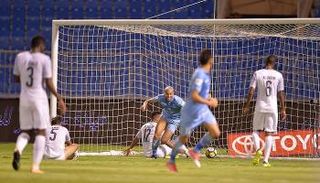 شاهد.. الشباب يواصل إكرام ضيوفه بالأهداف العكسية