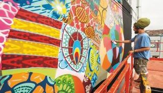 يتسم بأرضية مرصوفة وهيكل مفتوح لجعله يعطي شعورا وكأنه شارع