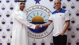 اللاعب عقب توقيع العقد