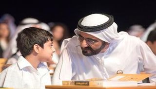 الشيخ محمد بن راشد آل مكتوم يتحدث لأحد الأطفال