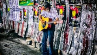 موهوب إيراني يتسوّل في الطرقات