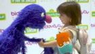 كاميرا "بوابة العين" تجمع الطفلة مهرة مع "غرغور" من "افتح يا سمسم"