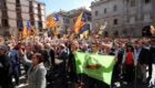 شرطة إسبانيا تداهم إدارات حكومية بكتالونيا وتعتقل وزيرا محليا