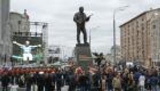 بالصور.. تنصيب تمثال لصانع الأسلحة الروسي "كلاشينكوف" في موسكو