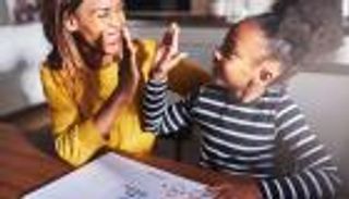 مفاجأة.. كلما أثنيت على ذكاء طفلك كلما لجأ إلى الغش