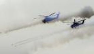 بالفيديو.. مروحية روسية تطلق صاروخا بالخطأ على متفرجين